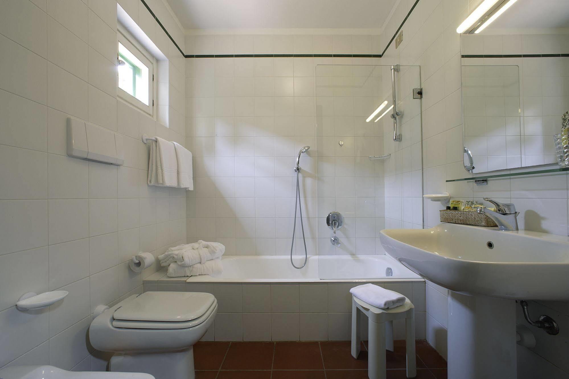 Residenza Sant'Anna Del Volterraio Hotel Portoferraio Exterior photo Bathroom with shower and bathtub